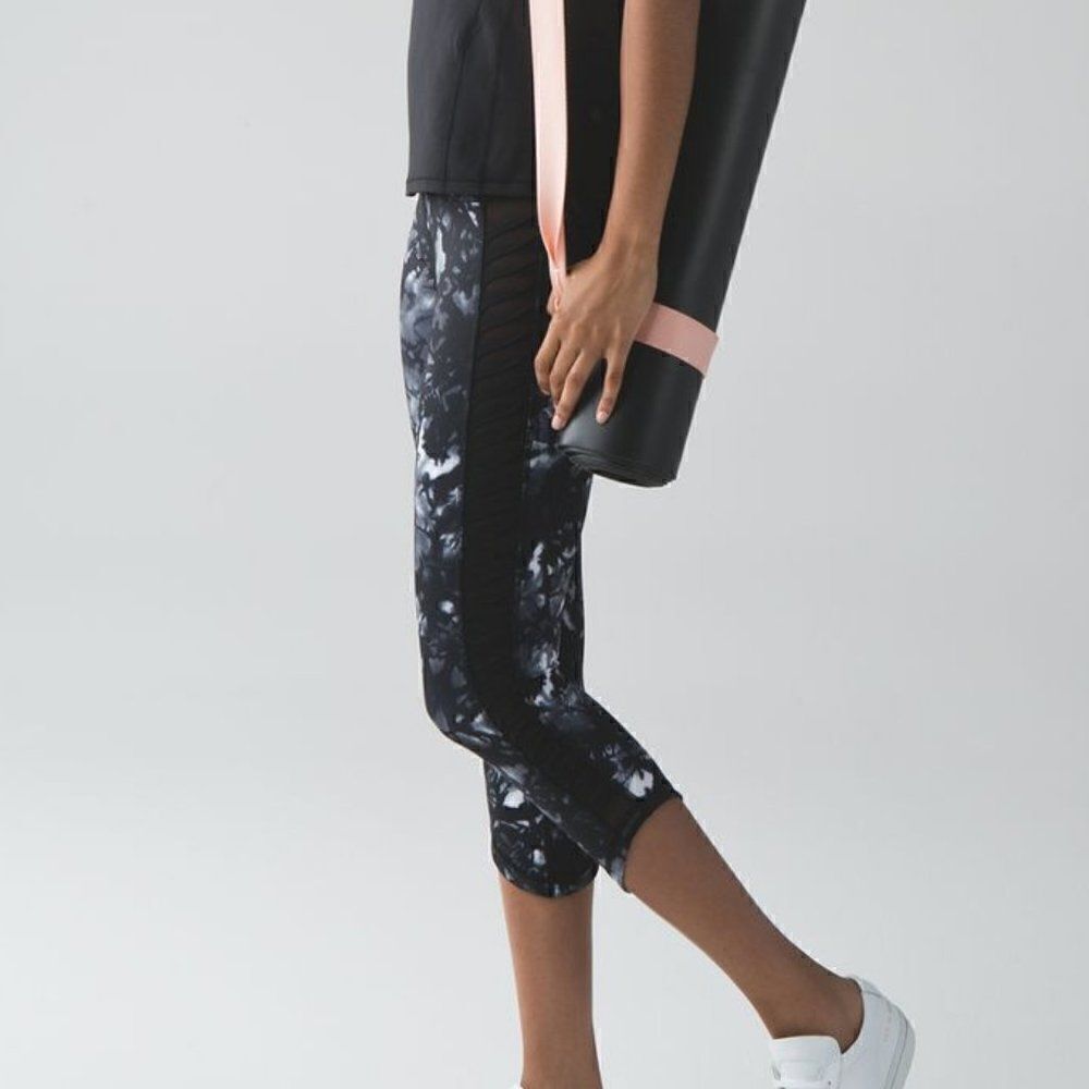 Lululemon Sunshine Salutation Crop Luxtreme Dusk Dye White Black / Black 21"